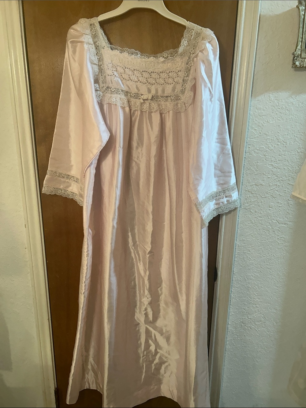 Vintage Christian Dior Pink Elegant Lace-Trim nightgown